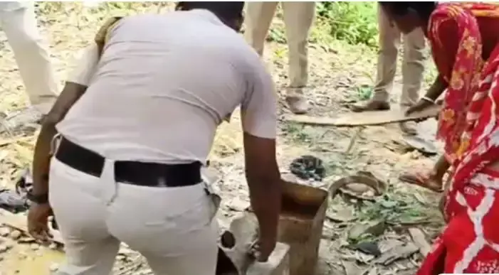 South Dinajpur: महिलाओं ने संभाली कमान, बालुरघाट में तोड़ी गईं अवैध शराब भट्टियां South Dinajpur: महिलाओं ने संभाली कमान, बालुरघाट में तोड़ी गईं अवैध शराब भट्टियां