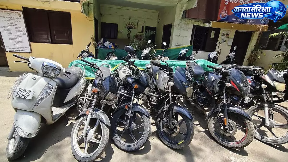 Tukoganj : नाबालिग सहित चोरी की गाड़ियों का नेटवर्क पकड़ा, छह वाहन बरामद Tukoganj : नाबालिग सहित चोरी की गाड़ियों का नेटवर्क पकड़ा, छह वाहन बरामद