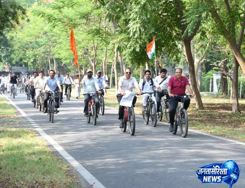 Karnal डेयरी इंस्टीट्यूट में ग्रीन मैसेज देते हुए कैंपस साइकिल रैली निकाली गई Karnal डेयरी इंस्टीट्यूट में ग्रीन मैसेज देते हुए कैंपस साइकिल रैली निकाली गई
