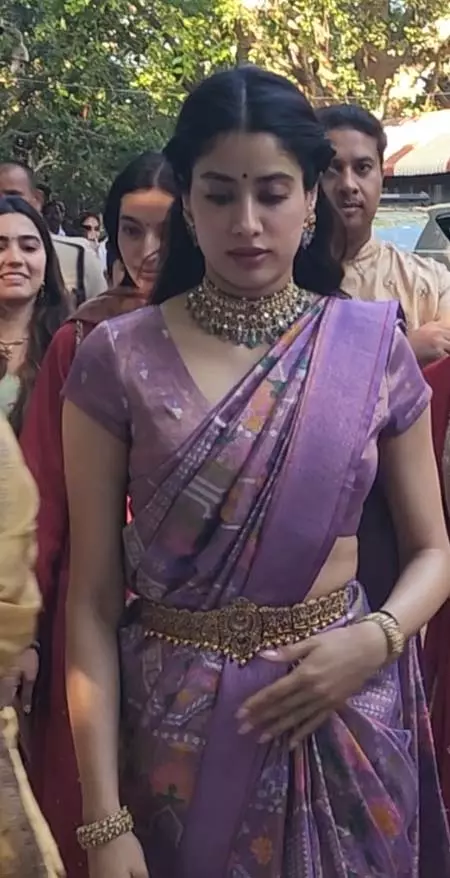 पेड्डी की रिलीज पर तिरुपति बालाजी के दर पहुंचीं जान्हवी कपूर, किए दर्शन पेड्डी की रिलीज पर तिरुपति बालाजी के दर पहुंचीं जान्हवी कपूर, किए दर्शन