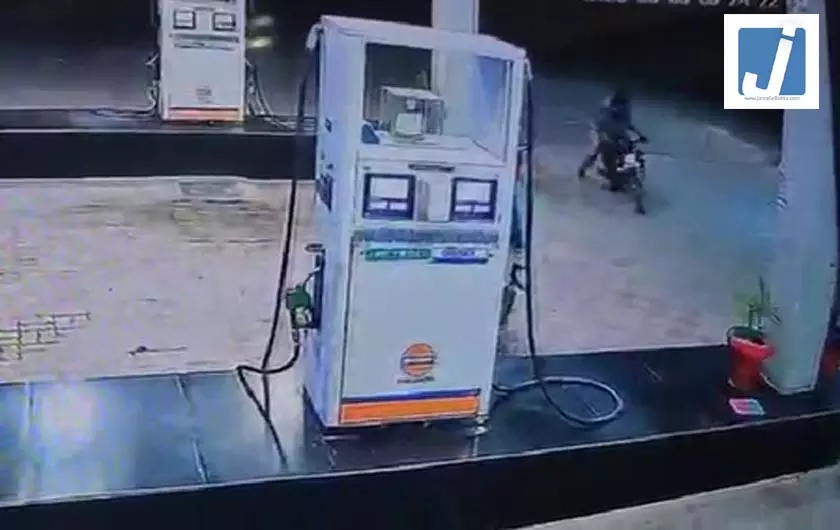 भाजपा नेता पर बदमाशों ने की गोलीबारी, बाल-बाल बची जान भाजपा नेता पर बदमाशों ने की गोलीबारी, बाल-बाल बची जान