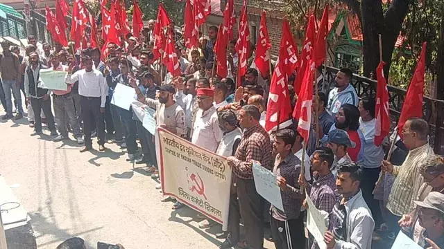 Shimla में अतिक्रमण हटाओ मुहिम के दौरान घायल रेहड़ी धारक की मौत Shimla में अतिक्रमण हटाओ मुहिम के दौरान घायल रेहड़ी धारक की मौत