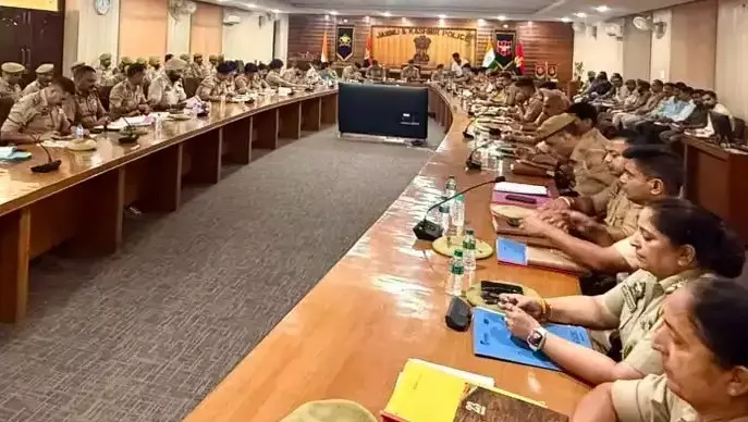 Jammu: डीपीएल जम्मू में एसएसपी की समीक्षा बैठक, अपराध पर चर्चा Jammu: डीपीएल जम्मू में एसएसपी की समीक्षा बैठक, अपराध पर चर्चा