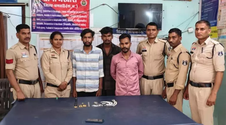 कोसमर्रा के सूने मकान में हुई लाखों के चोरी का खुलासा, रायपुर के सराफा कारोबारी सहित तीन अरेस्ट कोसमर्रा के सूने मकान में हुई लाखों के चोरी का खुलासा, रायपुर के सराफा कारोबारी सहित तीन अरेस्ट