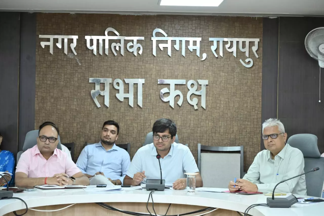 रायपुर निगम आयुक्त संबित मिश्रा ने बड़े बकायादारों को थमाया नोटिस, राजस्व वसूलने कड़ी कार्यवाही करने के दिए निर्देश रायपुर निगम आयुक्त संबित मिश्रा ने बड़े बकायादारों को थमाया नोटिस, राजस्व वसूलने कड़ी कार्यवाही करने के दिए निर्देश