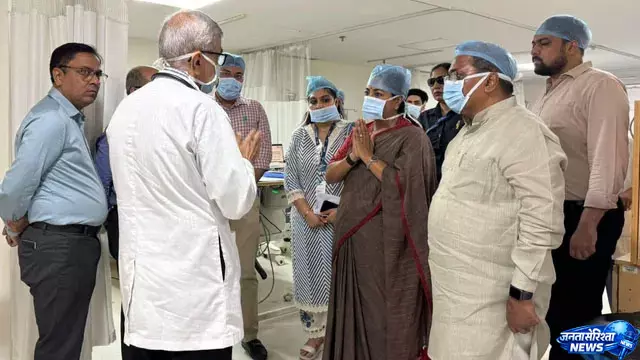 मालवीय नगर अग्निकांड : CM ने पीड़ितों से मुलाकात कर की मदद की घोषणा मालवीय नगर अग्निकांड : CM ने पीड़ितों से मुलाकात कर की मदद की घोषणा
