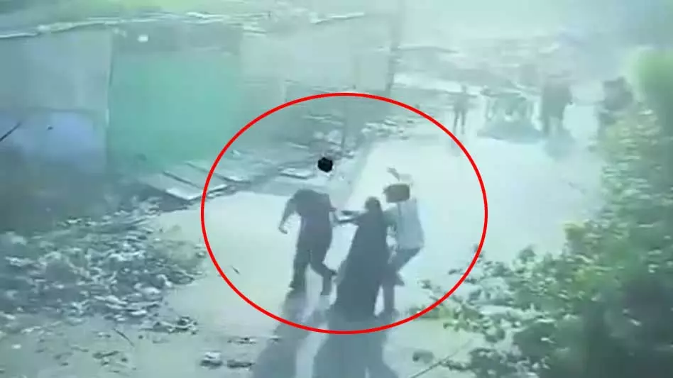 बीच सड़क पर EX गर्लफ्रेंड पर चाकू से वार, बहन को भी बनाया निशाना बीच सड़क पर EX गर्लफ्रेंड पर चाकू से वार, बहन को भी बनाया निशाना