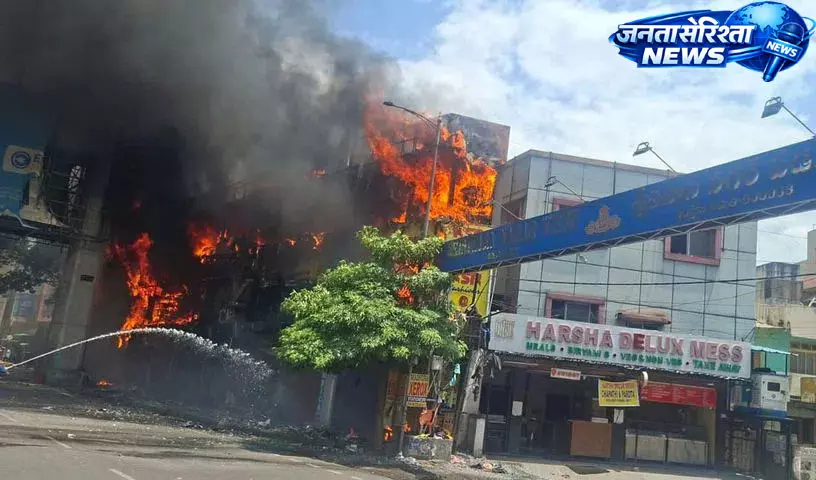 Ameerpet : कपड़ों की दुकान में आग, अभी तक कोई हताहत नहीं Ameerpet : कपड़ों की दुकान में आग, अभी तक कोई हताहत नहीं