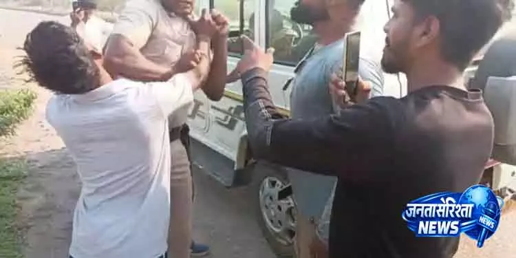 Sundargarh रेत उठाने वालों ने पुलिस और खदान अधिकारियों के साथ मारपीट की Sundargarh रेत उठाने वालों ने पुलिस और खदान अधिकारियों के साथ मारपीट की