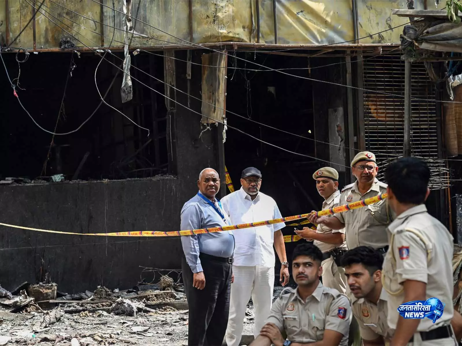 Delhi के मालवीय नगर आग में सुरक्षा खामियां सामने, 50-60 मोबाइल और लगभग 30 पासपोर्ट बरामद Delhi के मालवीय नगर आग में सुरक्षा खामियां सामने, 50-60 मोबाइल और लगभग 30 पासपोर्ट बरामद