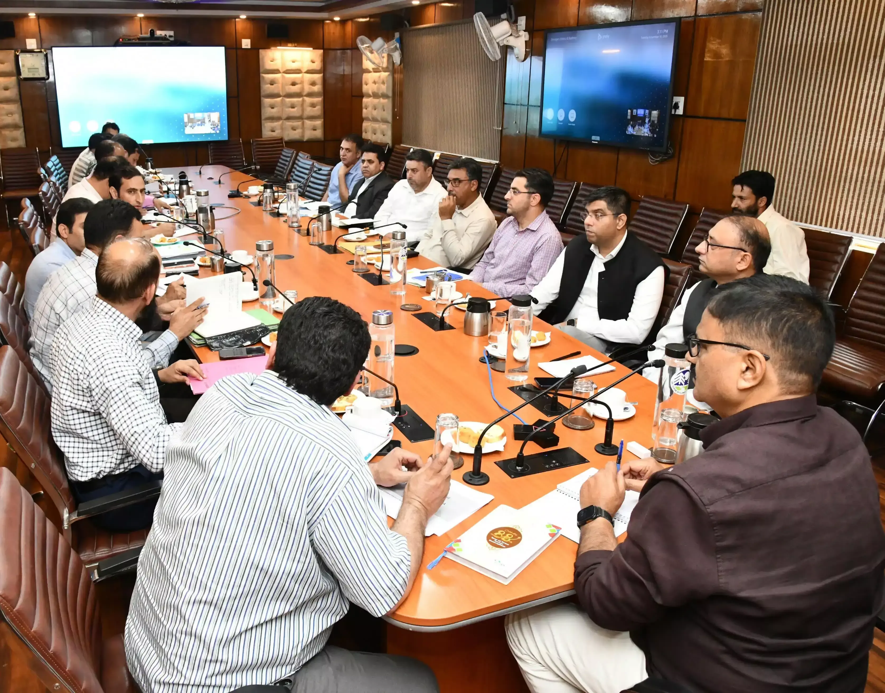 Srinagar: विकास कार्यों की समीक्षा बैठक में योजनाओं की स्थिति पर चर्चा Srinagar: विकास कार्यों की समीक्षा बैठक में योजनाओं की स्थिति पर चर्चा