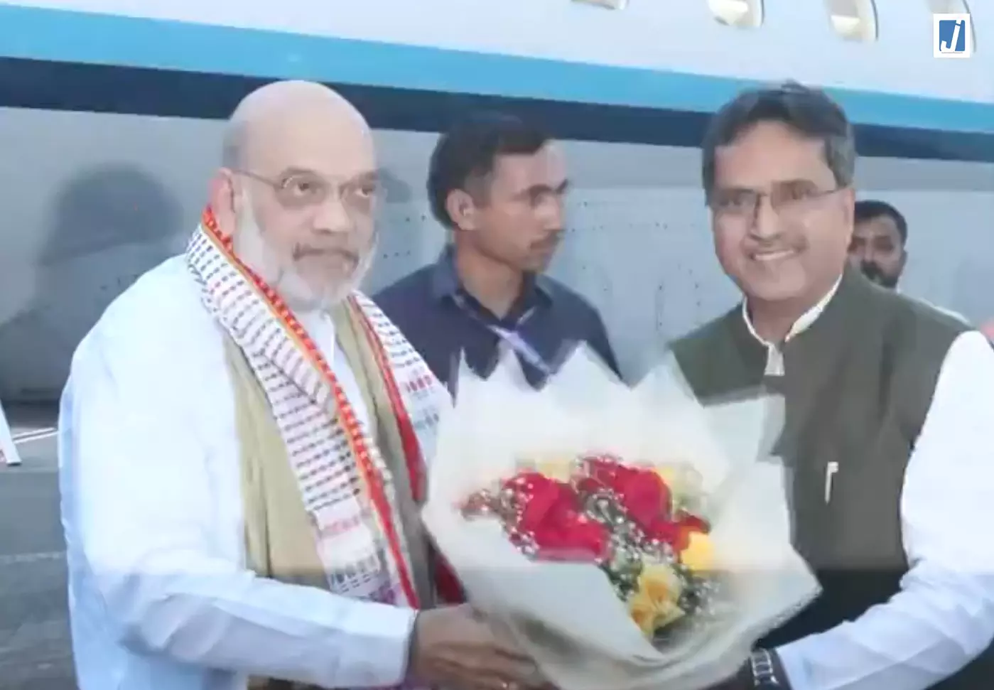 केंद्रीय गृह मंत्री अमित शाह पहुंचे अगरतला, मुख्यमंत्री माणिक साहा ने किया स्वागत केंद्रीय गृह मंत्री अमित शाह पहुंचे अगरतला, मुख्यमंत्री माणिक साहा ने किया स्वागत