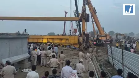 ग्रीन हाईवे परियोजना पर बड़ा हादसा, भारी मशीन गिरने से कई मजदूरों के दबे होने की आशंका ग्रीन हाईवे परियोजना पर बड़ा हादसा, भारी मशीन गिरने से कई मजदूरों के दबे होने की आशंका