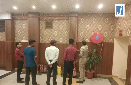 फायर सेफ्टी पर यूपी सरकार सख्त, मिर्जापुर-मुजफ्फरनगर के होटलों और गेस्ट हाउसों का औचक निरीक्षण