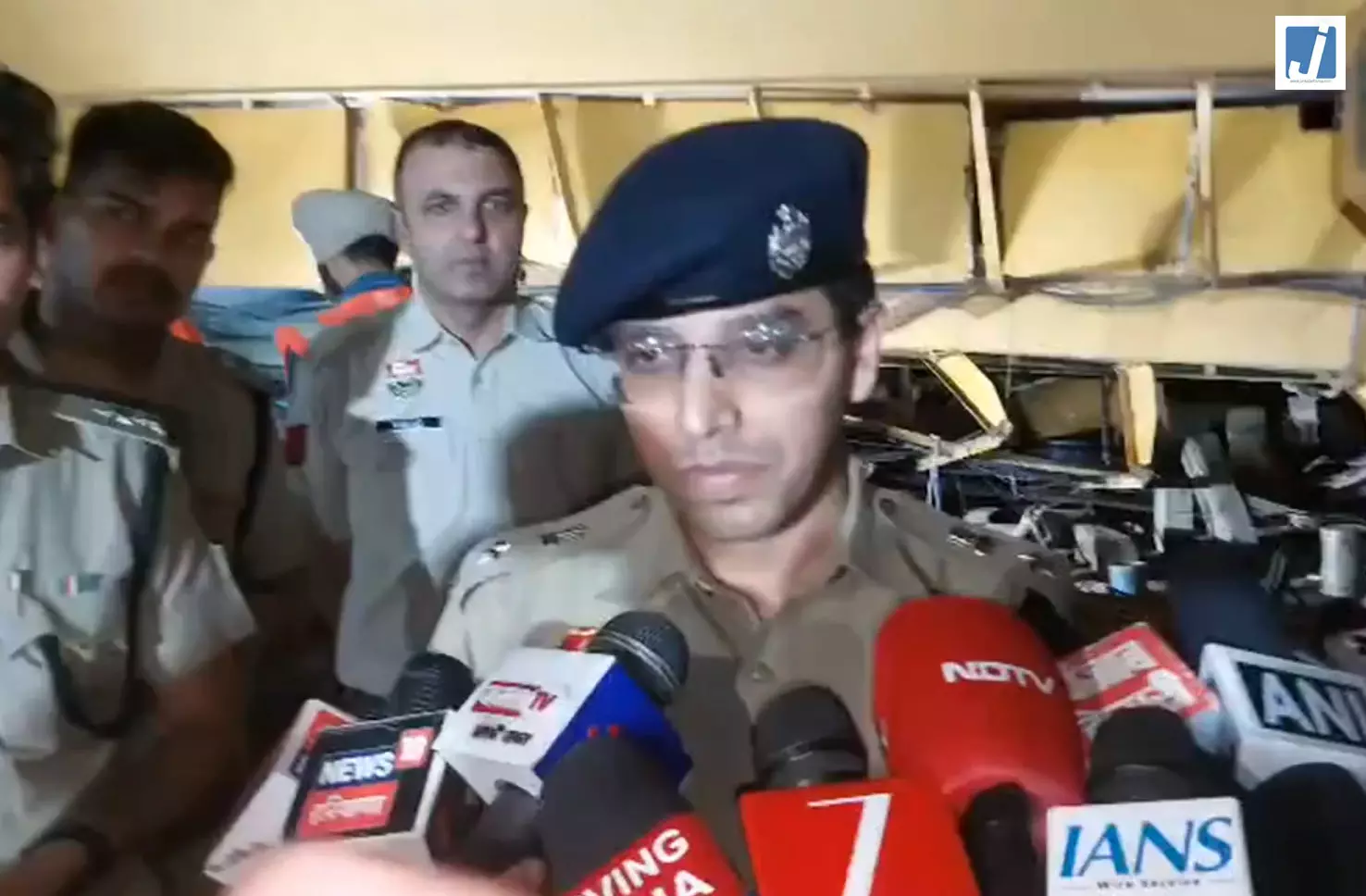 निर्माण स्थल पर बड़ा हादसा, क्रेन गिरने से 3 की मौत, 1 घायल