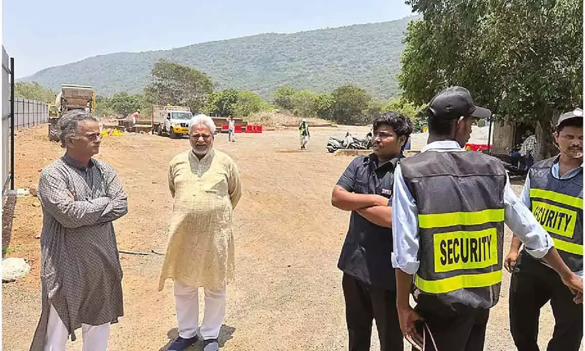 Andhra: वाटरमैन ने पहाड़ियों की तत्काल सुरक्षा का आह्वान किया