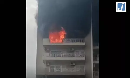 IVY काउंटी सोसाइटी में लगी भीषण आग, दिखा काला धुआं, आसपास के फ्लैटों को खाली कराया