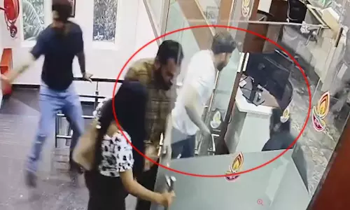 ऑफिस में महिला कर्मचारी की हत्या का LIVE वीडियो...ब्रेकअप से नाराज था, फैली दहशत