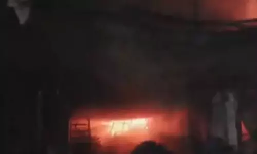 साईकिल स्टोर में लगी आग, सटे कई दुकानों को लिया चपेट में