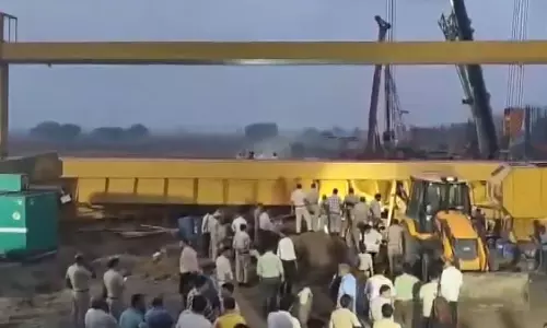 Jewar एयरपोर्ट फ्लाईओवर निर्माण में बड़ा हादसा, क्रेन पलटने से तीन की मौत, एक घायल