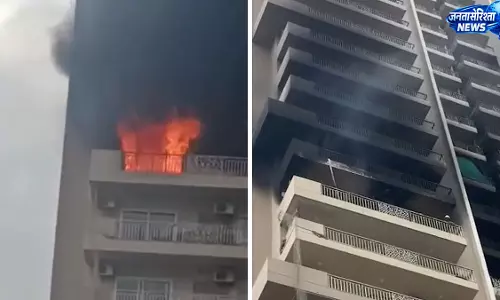Noida में रेजिडेंशियल फ्लैट में आग, सेक्टर 74 में लोगों में मची दहशत