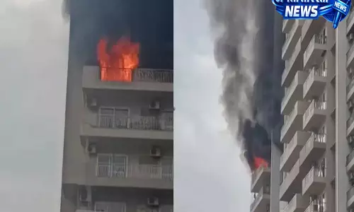 Noidas के सेक्टर 75 में आइवी काउंटी में एक रिहायशी इमारत में भीषण आग लग गई