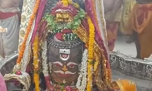 मस्तक पर चंद्रमा, त्रिपुंड और त्रिनेत्र से सुशोभित बाबा महाकाल, दर्शन को उमड़े श्रद्धालु