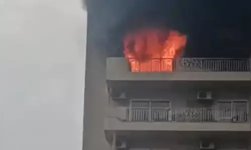 नोएडा में दो जगहों पर आग का कहर, सेक्टर-52 और 74 में मची अफरा-तफरी नोएडा में दो जगहों पर आग का कहर, सेक्टर-52 और 74 में मची अफरा-तफरी