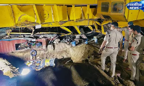 Noida ; जेवर एयरपोर्ट फ्लाईओवर निर्माण में क्रेन पलटी, दो मजदूरों की मौत, रेस्क्यू जारी