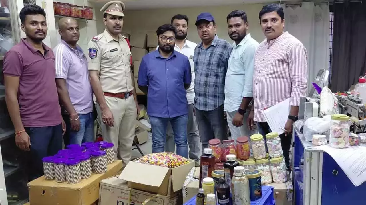 एच-फास्ट टीम ने फूड सेफ्टी को लेकर चॉकलेट बनाने वाली यूनिट पर छापा मारा
