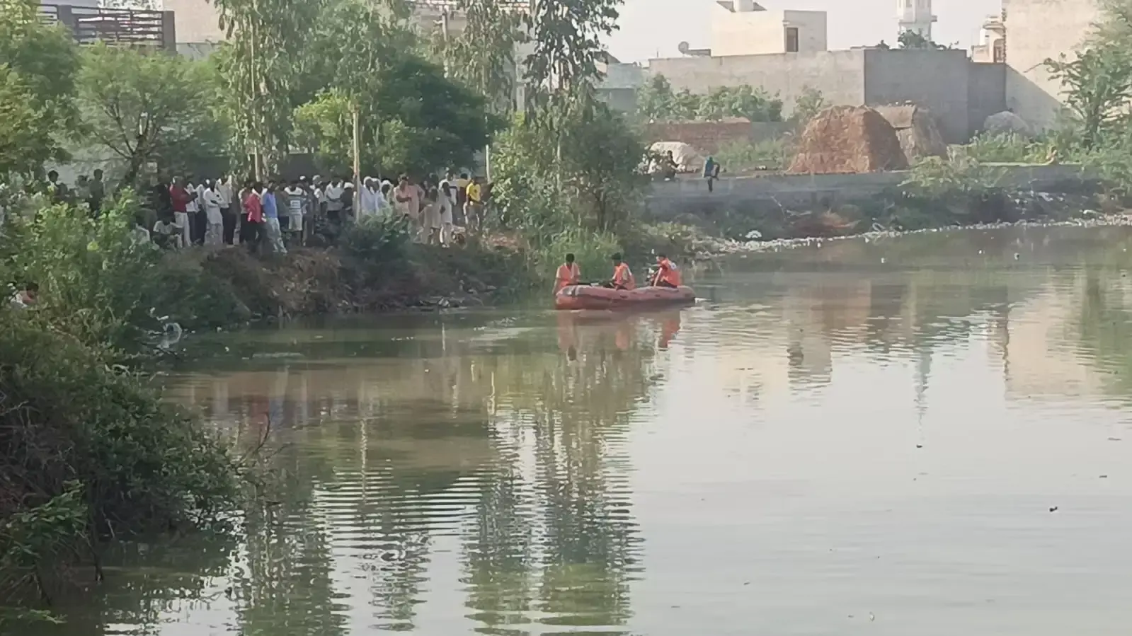 Jind: ढाई साल का मासूम तालाब में डूबा, खोजबीन जारी