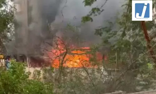 भीषण आग की चपेट में इलेक्ट्रिक गाड़ियों का शोरूम, ऐसे सीढ़ी लगाकर बचाया गया