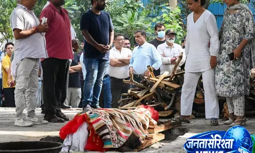 Gurugram में एक ही परिवार के 5 लोगों का अंतिम संस्कार, आंसू और सदमे में लोग