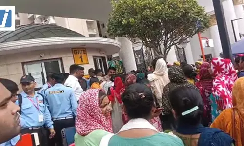मेड से मारपीट, सैकड़ों घरेलू सहायिकाओं ने सोसायटी के बाहर किया प्रदर्शन