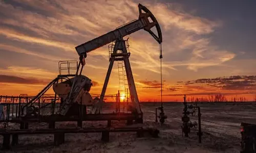 मिडिल ईस्ट तनाव के बीच कच्चे तेल की कीमतों में स्थिरता, ब्रेंट और WTI में हल्की गिरावट