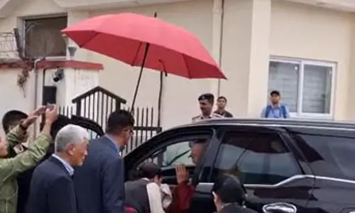 घुटने की सर्जरी के लिए कांगड़ा एयरपोर्ट से दिल्ली रवाना हुए दलाई लामा, एयरपोर्ट पर उमड़े अनुयायी