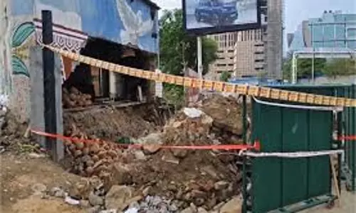 New Delhi: दीवार गिरने से मजदूर की दर्दनाक मौत, आग में दमकलकर्मी घायल