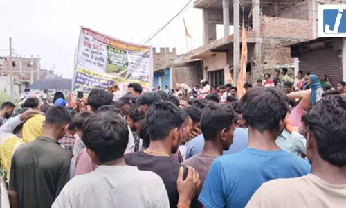 कार्यालय में भ्रष्टाचार के विरोध में मोबाइल टावर पर चढ़ा युवक, ग्रामीणों ने की सड़क जाम, VIDEO