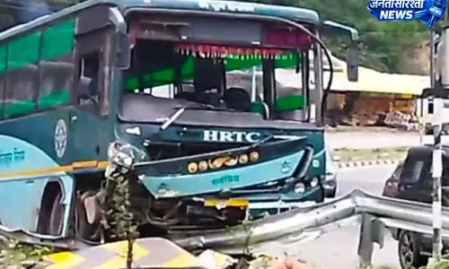 HRTC बस हादसे का शिकार, सामने से आ रही गाड़ी को बचाने के चक्कर में दुर्घटना