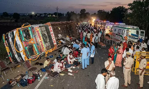Khandwa : बारातियों से भरा ओवरलोड ट्रक पलटा, 100 से अधिक घायल