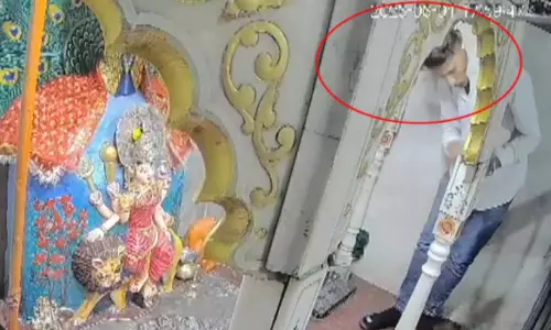 OMG! देवी प्रतिमा से सोने का मंगलसूत्र चुराकर चोर हुआ फरार, सीसीटीवी कैमरे में कैद OMG! देवी प्रतिमा से सोने का मंगलसूत्र चुराकर चोर हुआ फरार, सीसीटीवी कैमरे में कैद
