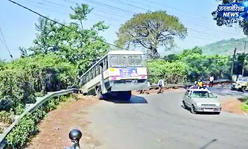 पंजाब रोडवेज बस की ब्रेक फेल, सुरक्षा बैरियर से टकराई
