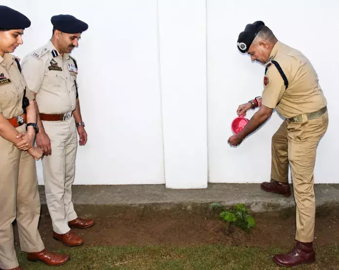 Srinagar: जम्मू-कश्मीर के डीजीपी ने अनंतनाग में वृक्षारोपण अभियान की शुरुआत की