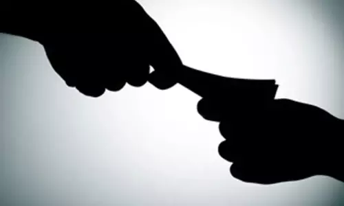 DEO ऑफिस के जूनियर असिस्टेंट रिश्वत लेते रंगे हाथ गिरफ्तार