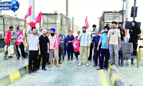 कर्मचारियों ने अधिकारियों के खिलाफ खोला मोर्चा