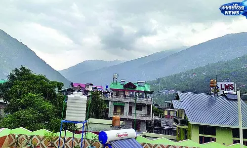 बारिश से सैलानी खुश, बागबान खफा