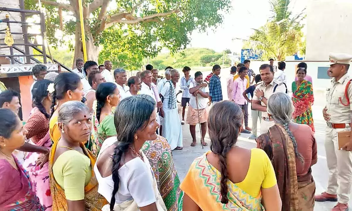 Andhra: एसपी ने ग्रामीणों से गुटबाजी और व्यक्तिगत दुश्मनी छोड़ने की अपील की