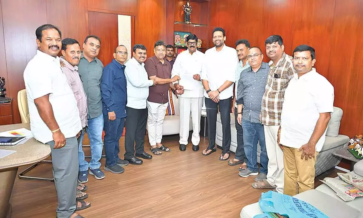 Andhra: मंत्री भरत ने कुरनूल की गायत्री गोशाला के लिए टीटीडी से समर्थन मांगा