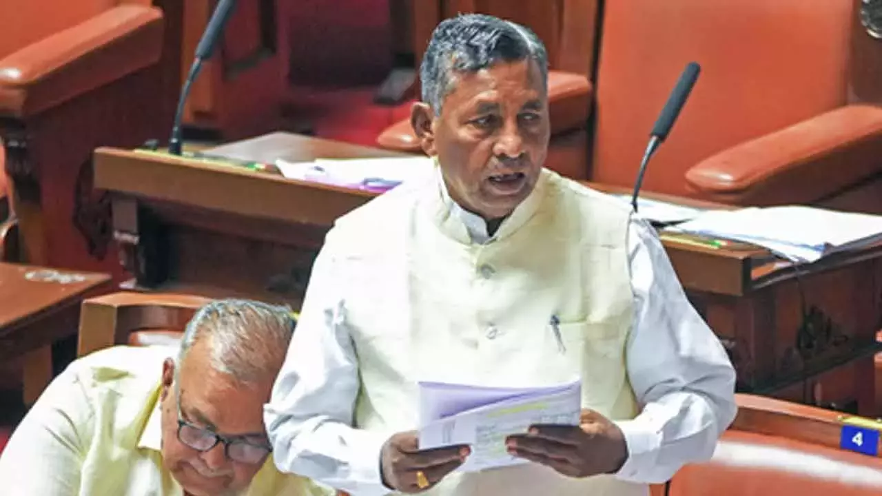 Karnataka: नाखुश मंत्री मुनियप्पा ने खाद्य मंत्रालय का कार्यभार संभालने से इनकार कर दिया