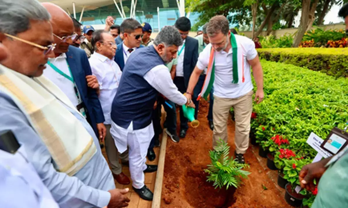 कर्नाटक कांग्रेस संकट के बीच AICC प्रमुख के नामांकन के लिए राहुल गांधी, खड़गे बेंगलुरु पहुंचे